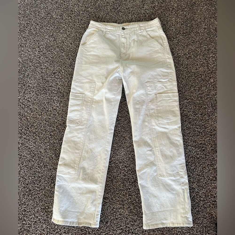 White jean cargo pants. Used a few times only !💟